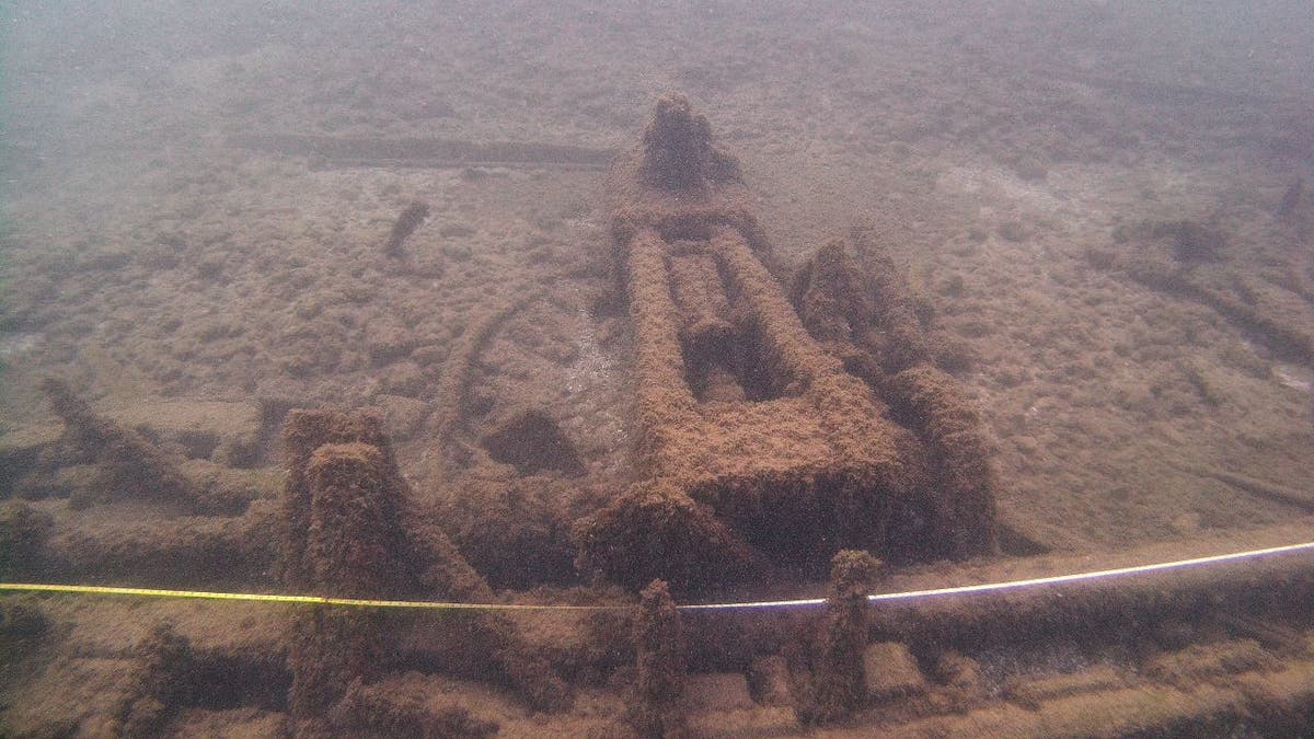 Plano general de un barco en descomposición