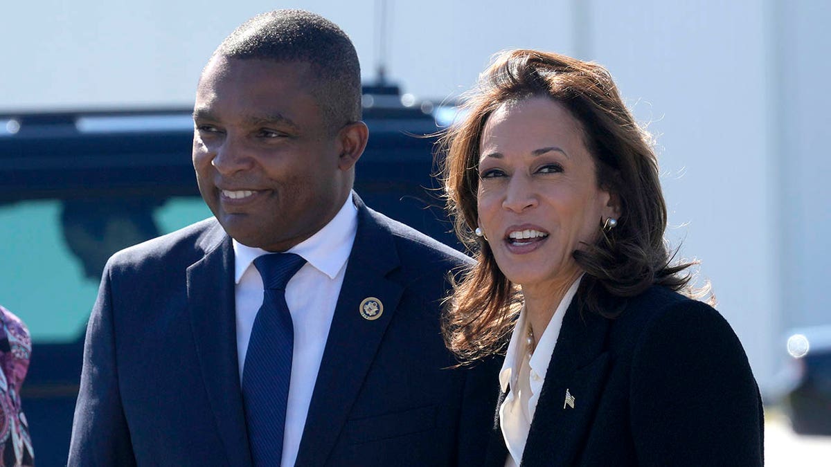 Kamala Harris con Don Davis