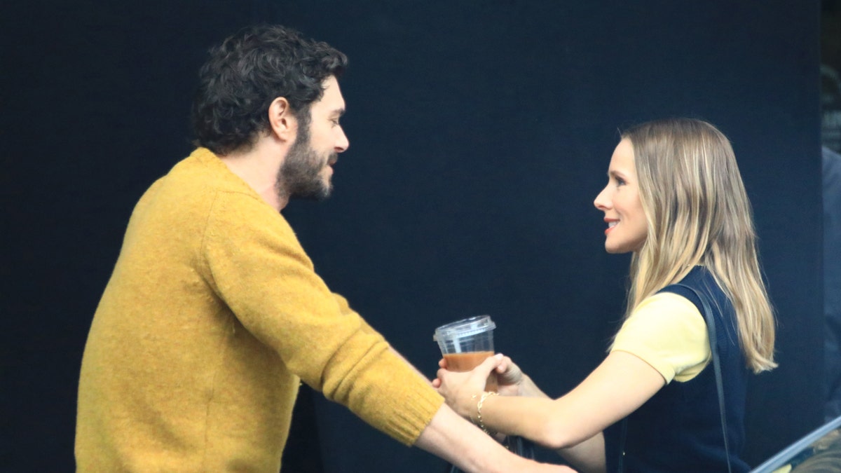 Adam Brody y Kristen Bell en el plató