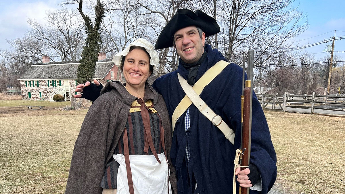 A.J. Jacobs y esposa con abrigo y traje de regalia