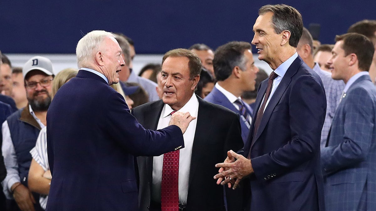 Jerry Jones, Al Michaels ve Cris Collinsworth ile konuşuyor