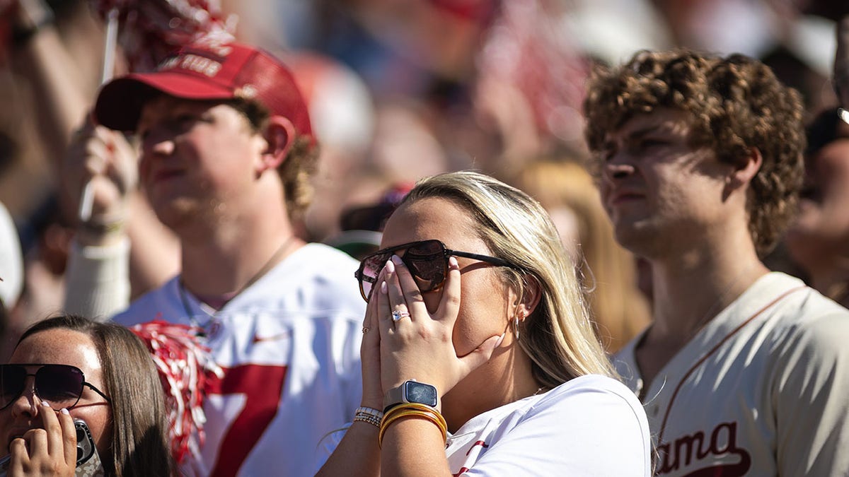 Los fanáticos de Alabama reaccionan durante un juego.