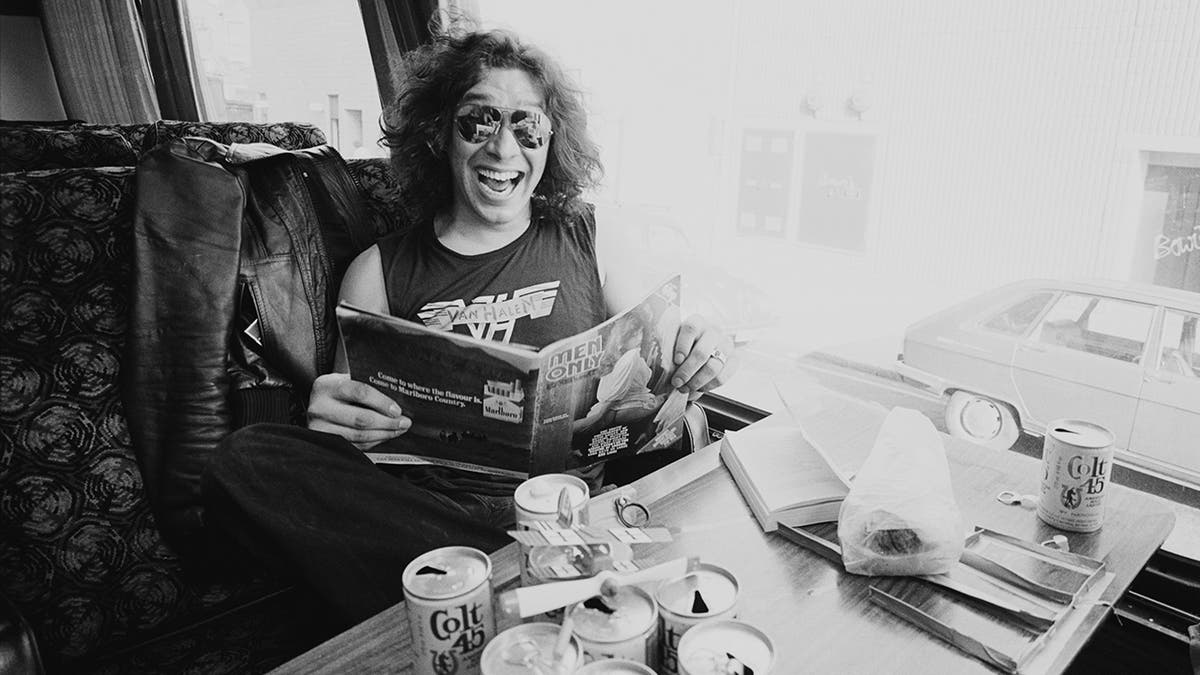 Alex Van Halen a finales de los 70 con varias latas de cerveza vacías