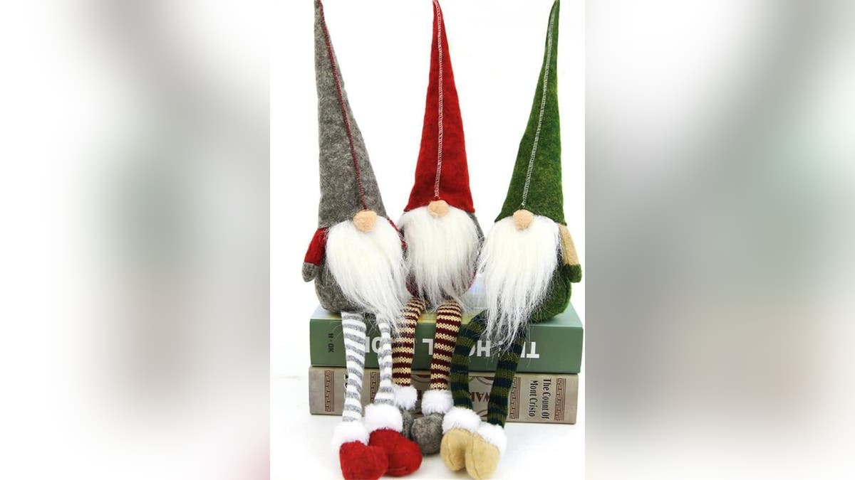 Estos lindos gnomos navideños añaden algo caprichoso a una habitación.