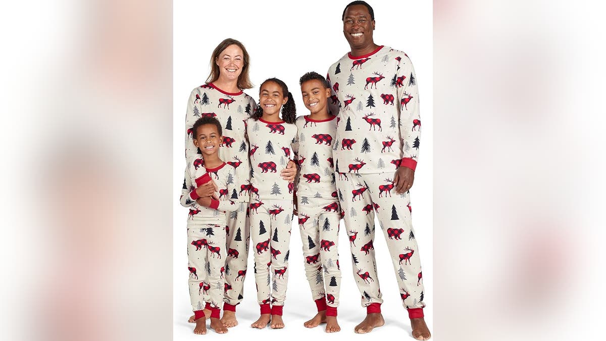 Consigue conjuntos de pijamas a juego para la familia.