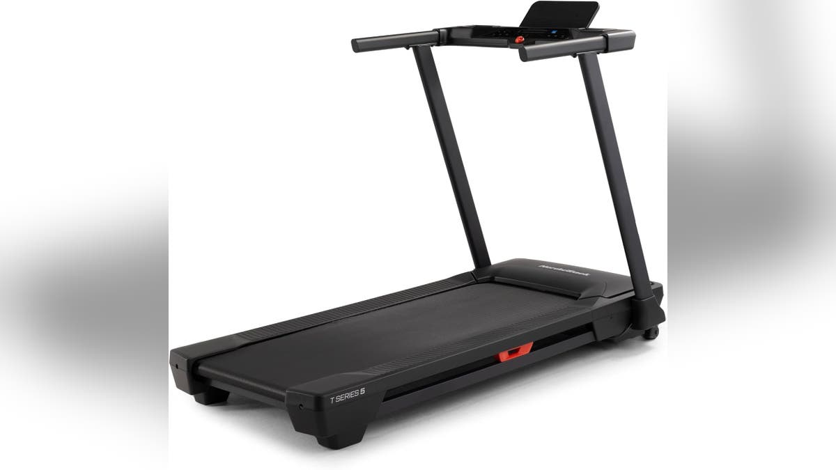 Treadmill ini dilengkapi dengan teknologi Bluetooth.