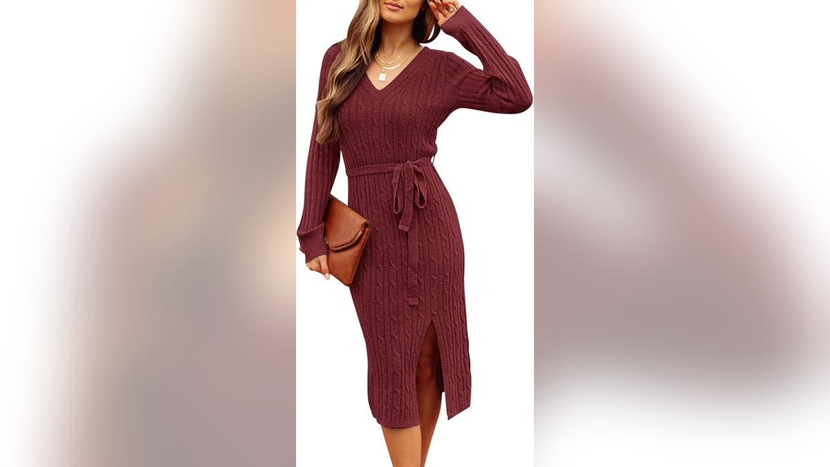 Este vestido ajustado de punto trenzado es perfecto para looks de otoño.