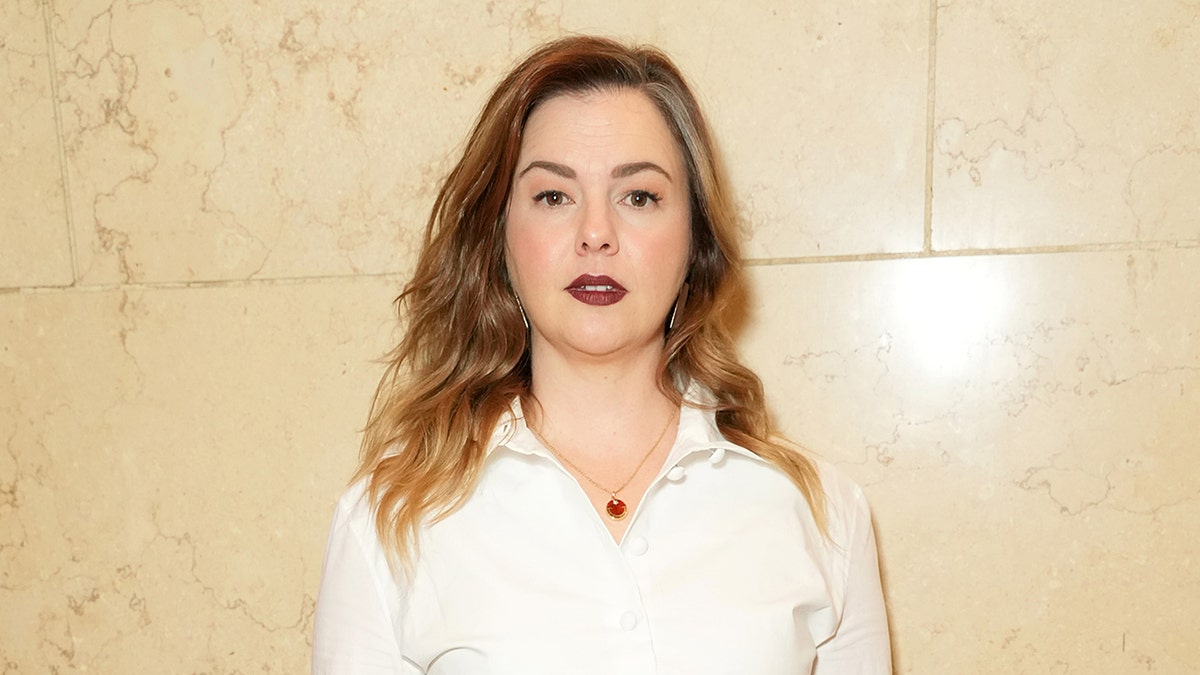 Actress Amber Tamblyn wears achromatic  fastener  down   shirt.