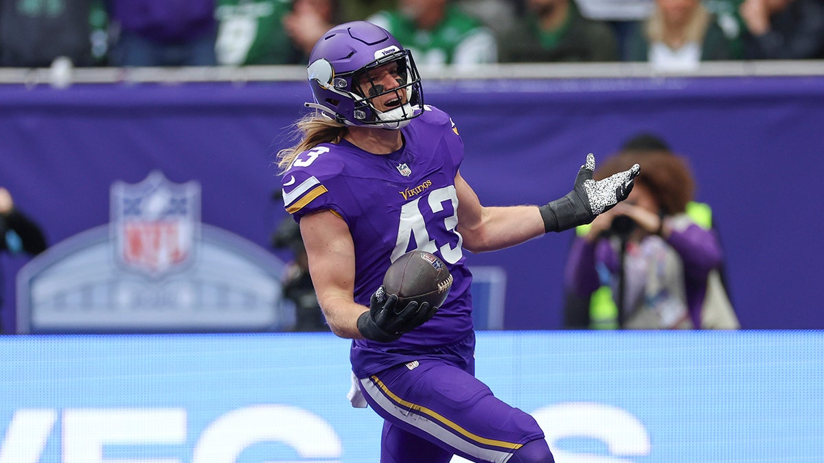 Andrew Van Ginkel scores a touchdown