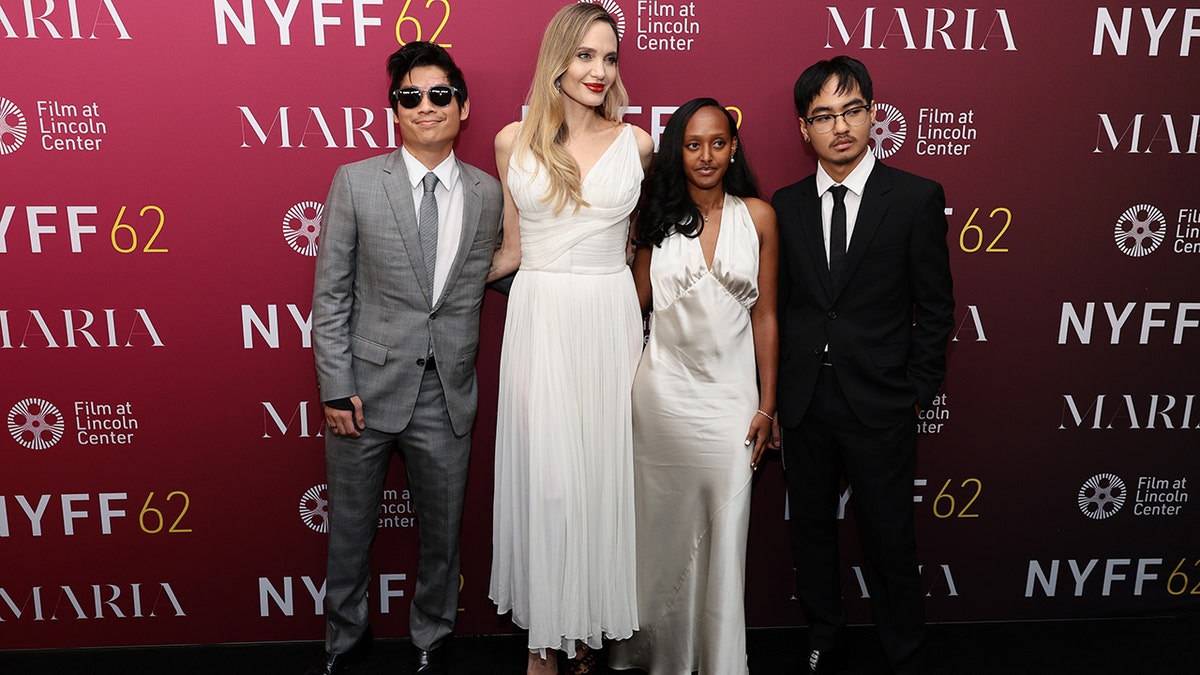 Angelina Jolie with three other children at the 62nd New York Film Festival. "Maria" - Tapis ruddy