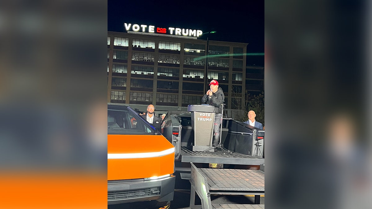 Anthony Constantino at "Vote for Trump' sign event