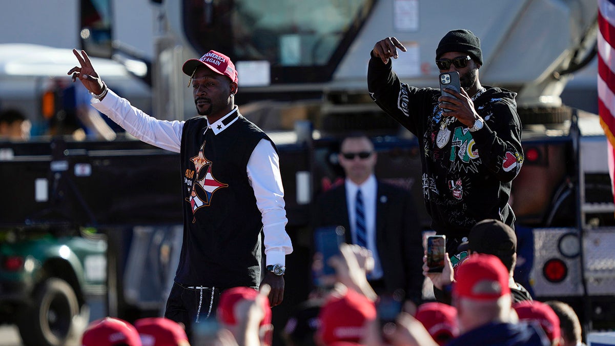 Le'Veon Bell y Antonio Brown en el mitin de Trump