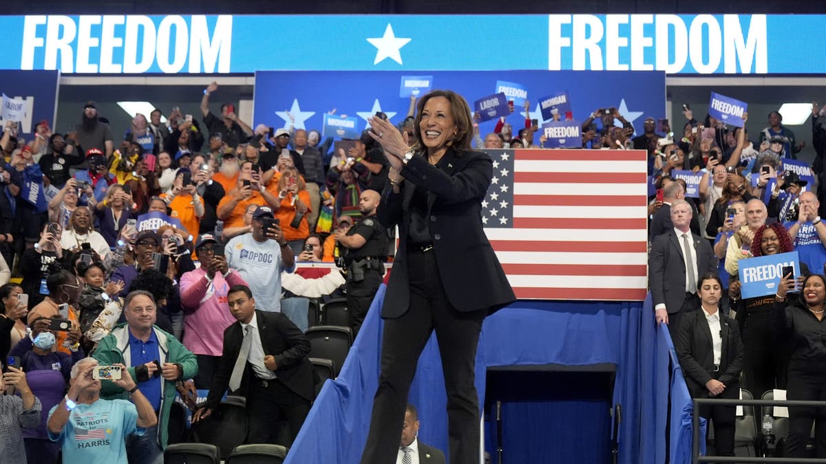 La candidata presidencial demócrata Kamala Harris llega para hablar durante un mitin en el Centro Financiero Dort de Flint, Michigan, el viernes 4 de octubre de 2024. (AP Photo/Mark Schiefelbein)