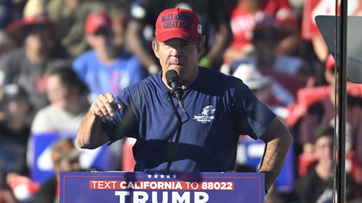 Aktor film Reagan Dennis Quaid berbicara di rapat umum Trump Coachella