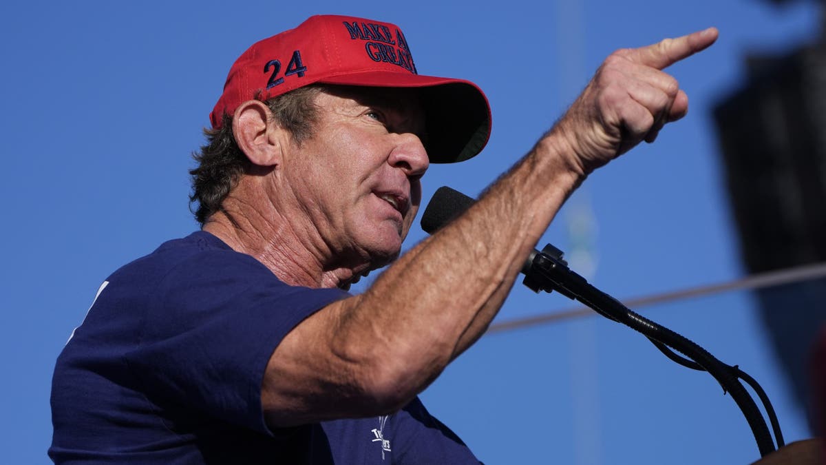 Dennis Quaid speaks at Trump Coachella rally