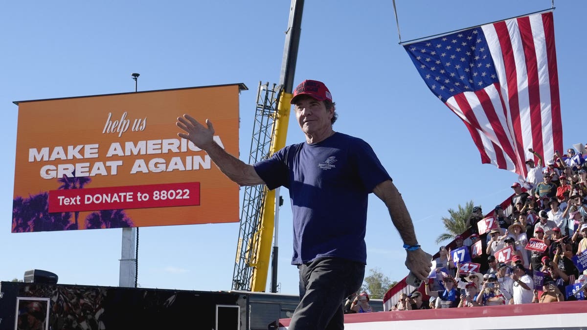 Dennis Quaid leaves Trump's Coachella rally