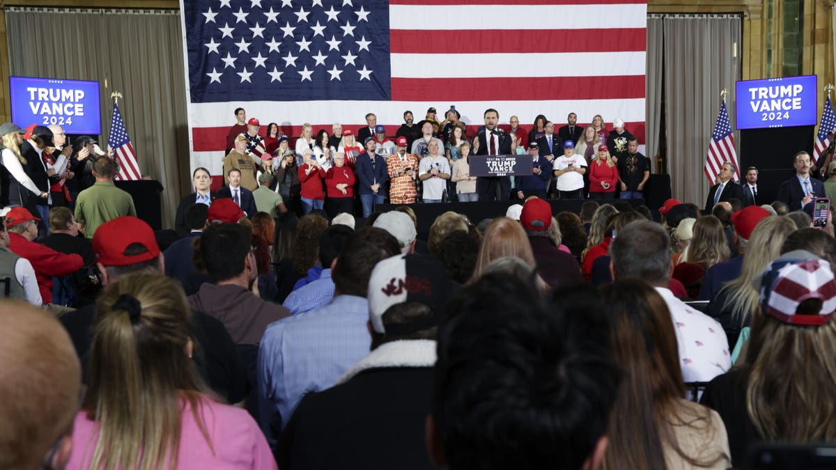 Crowd of supporters meet Vance in Pittsburgh