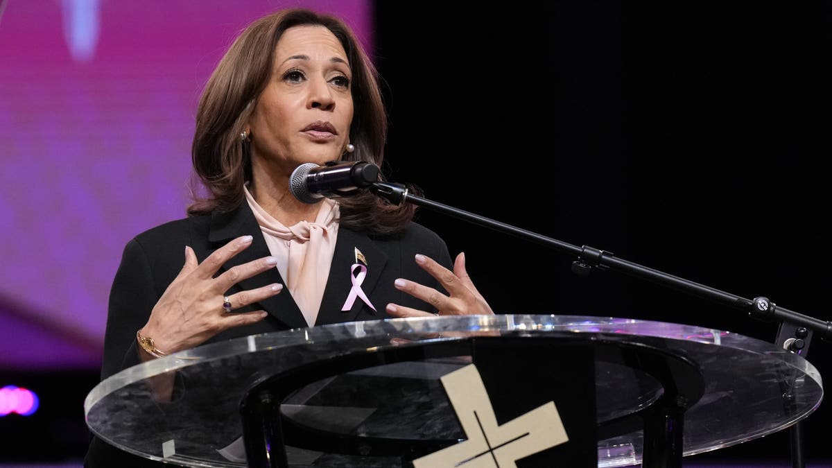 La vicepresidenta candidata a la presidencia demócrata, Kamala Harris, habla en un servicio religioso en la Iglesia Bautista New Birth en Stonecrest, Georgia, el domingo 20 de octubre de 2024. (Foto AP/Jacquelyn Martin)