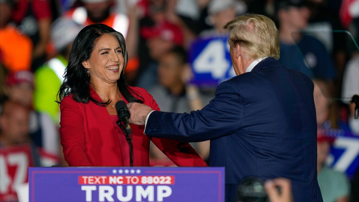 Trump chegou a Gabbard no comício