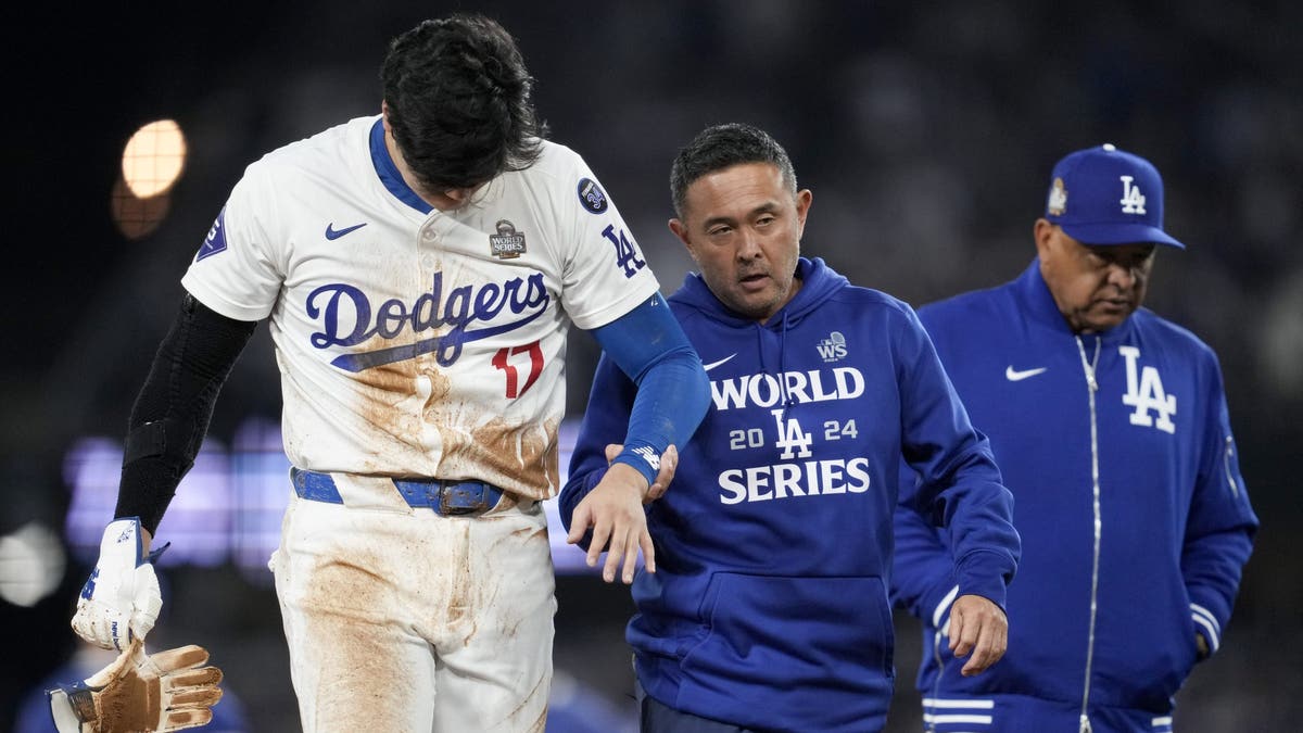 Shohei Ohtani walks disconnected  field