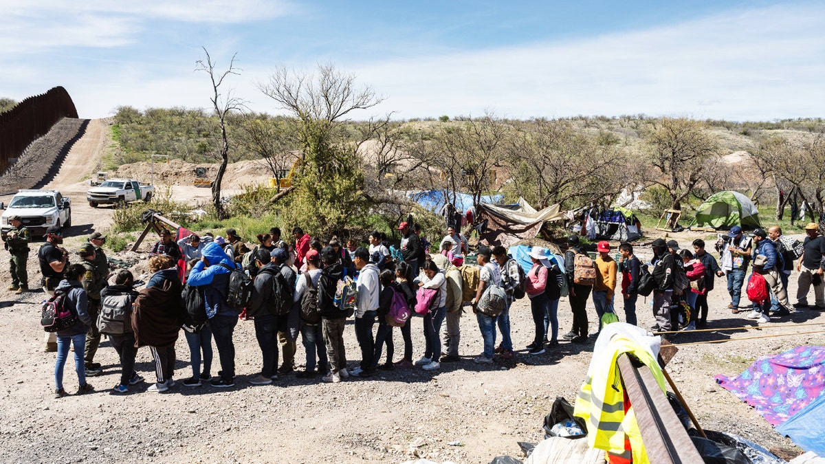 Migrantes en la frontera de Arizona