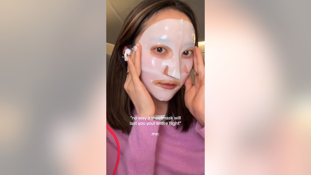 ava lee usando una mascarilla de láminas en vuelo