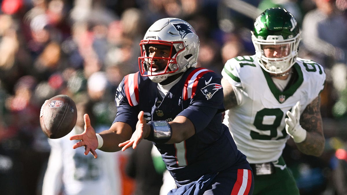 Jacoby Brissett throws