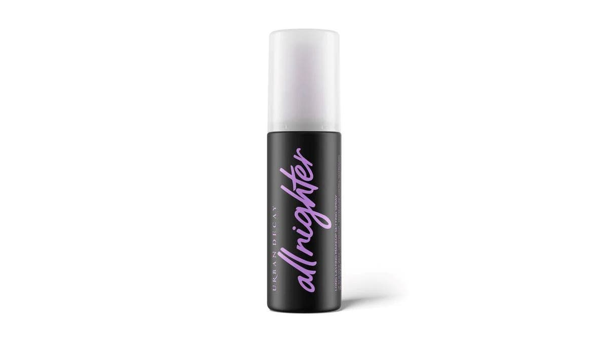 Haz que tu look dure toda la noche con este spray fijador.