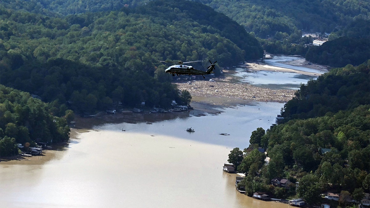 O presidente Biden avalia os danos do furacão em um helicóptero na Carolina do Norte.