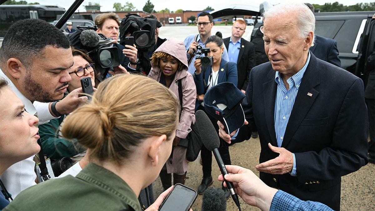 Joe Biden habla con los periodistas