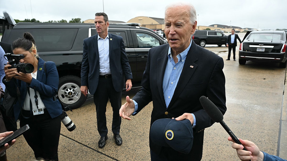 Biden hablando con los periodistas antes de embarcar en el AF1