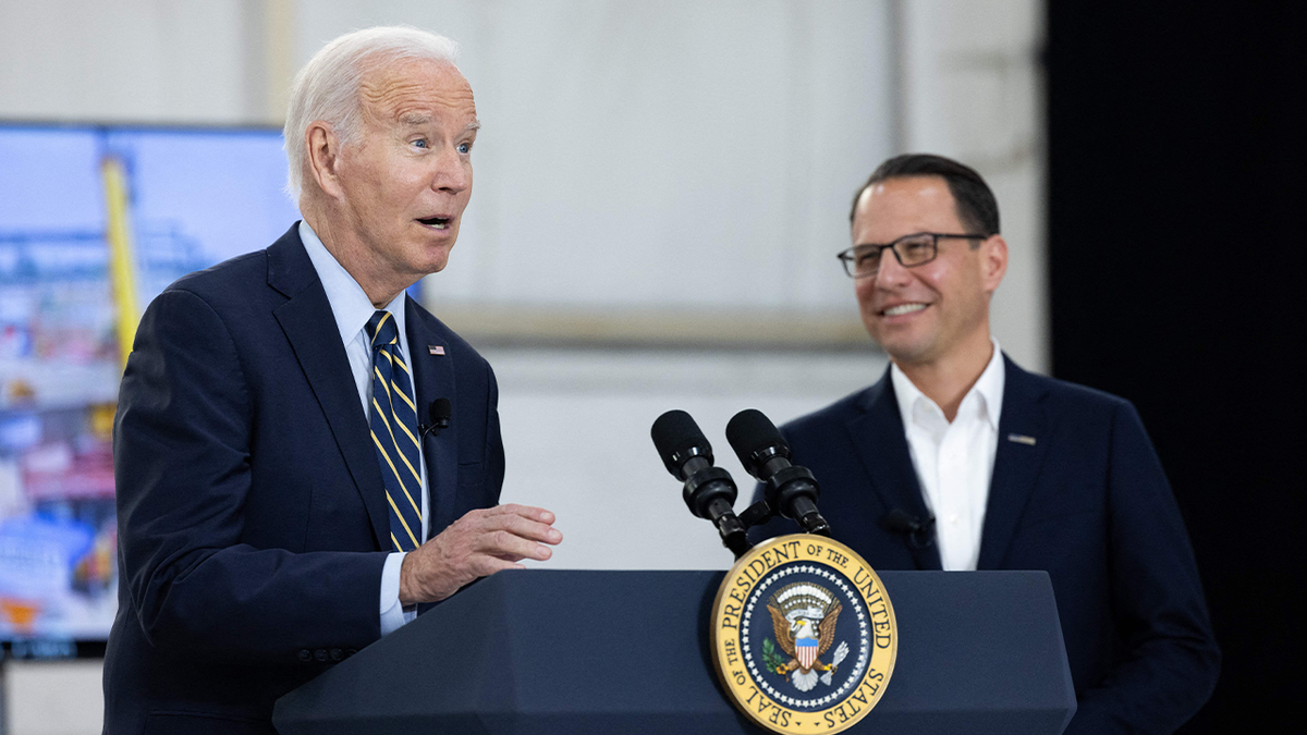 El presidente Biden en el atril, con el gobernador de Pa. Josh Shapiro a su izquierda