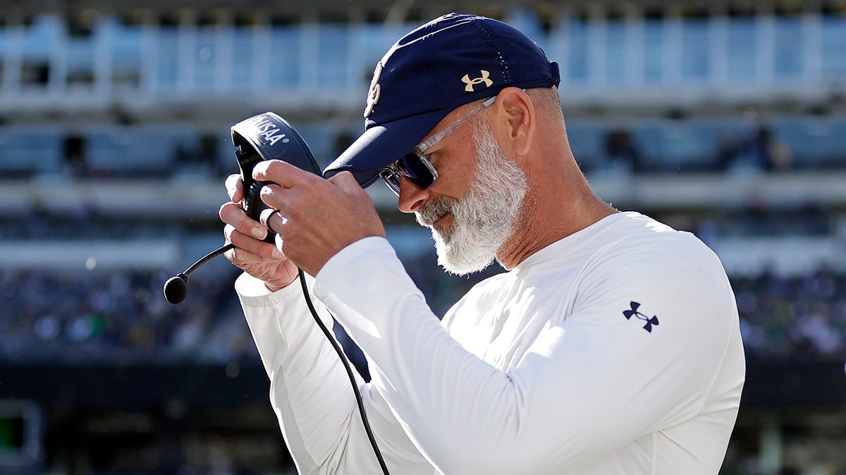 Brian Newberry connected  the sideline