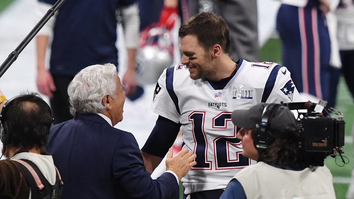 Tom Brady, Robert Kraft'ı selamlıyor