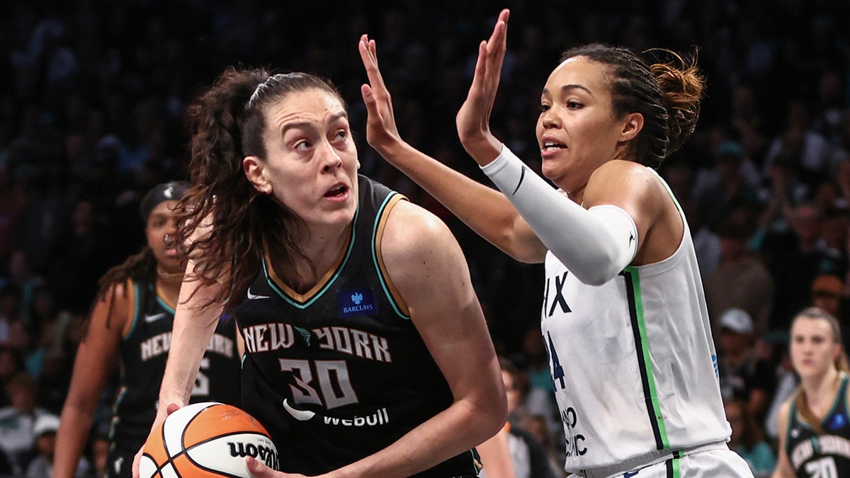 Breanna Stewart conduce al aro