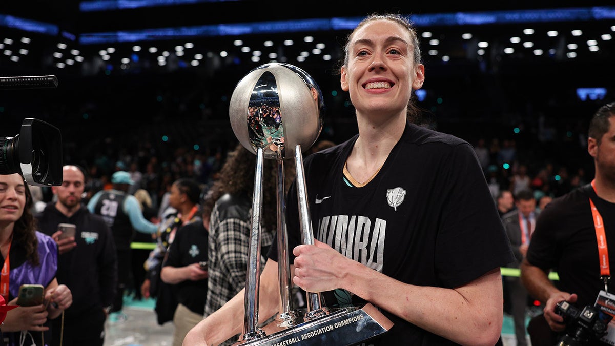 Breanna Stewart con el trofeo WNBA