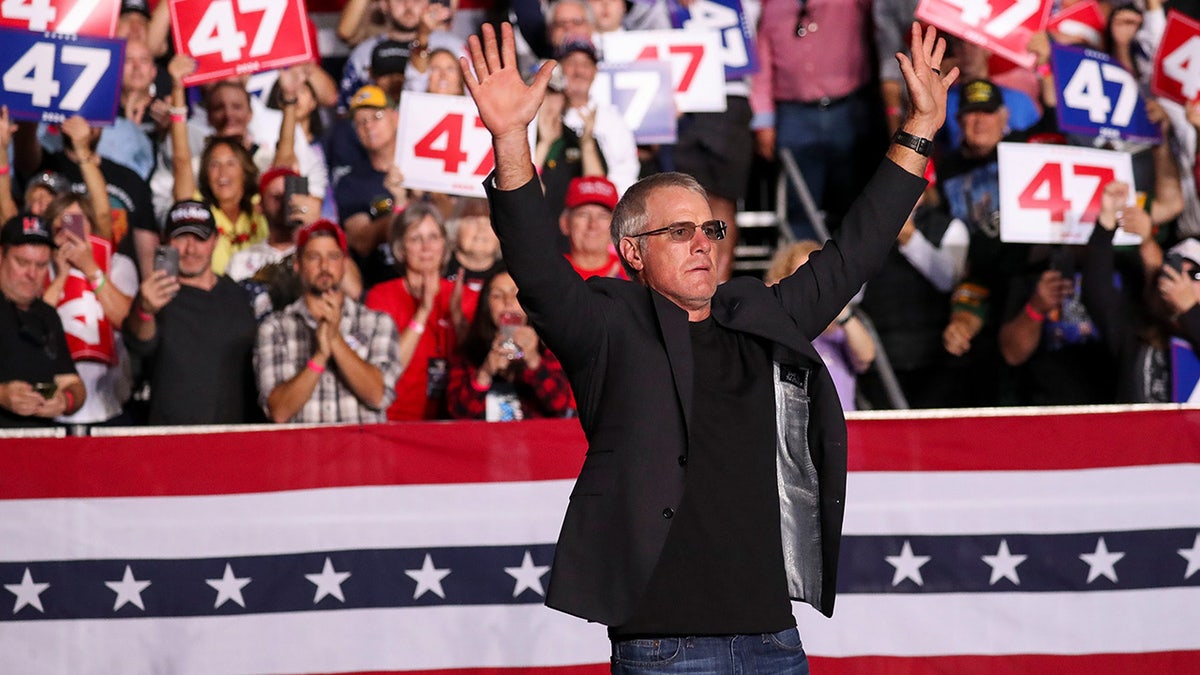 Brett Favre salutes crowd at Trump rally in Wisconsin