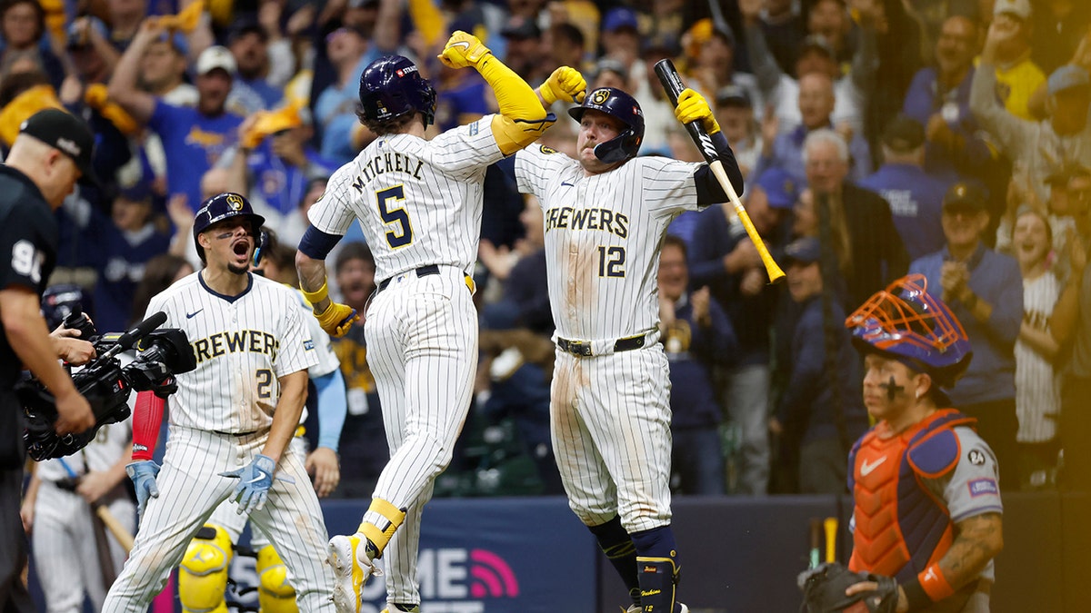 Los Brewers celebran el home run