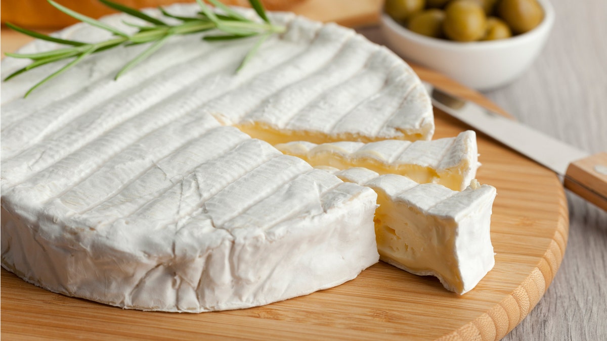 Esta es una foto de archivo de queso brie fresco.