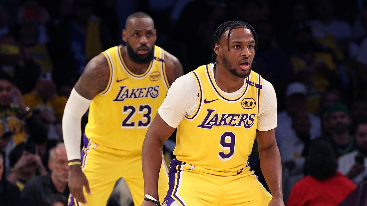 LeBron James con micrófono le da consejos a su hijo Bronny en el banco antes de su histórico debut en la NBA