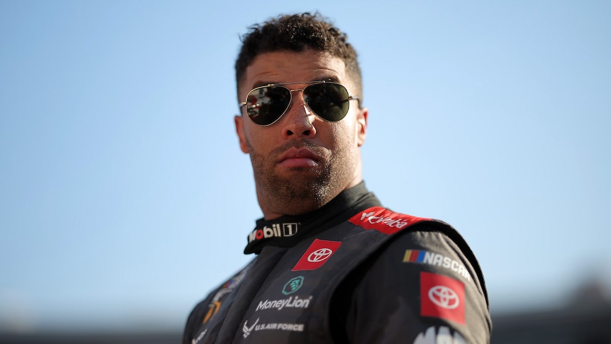 Bubba Wallace obserwuje wydarzenie NASCAR