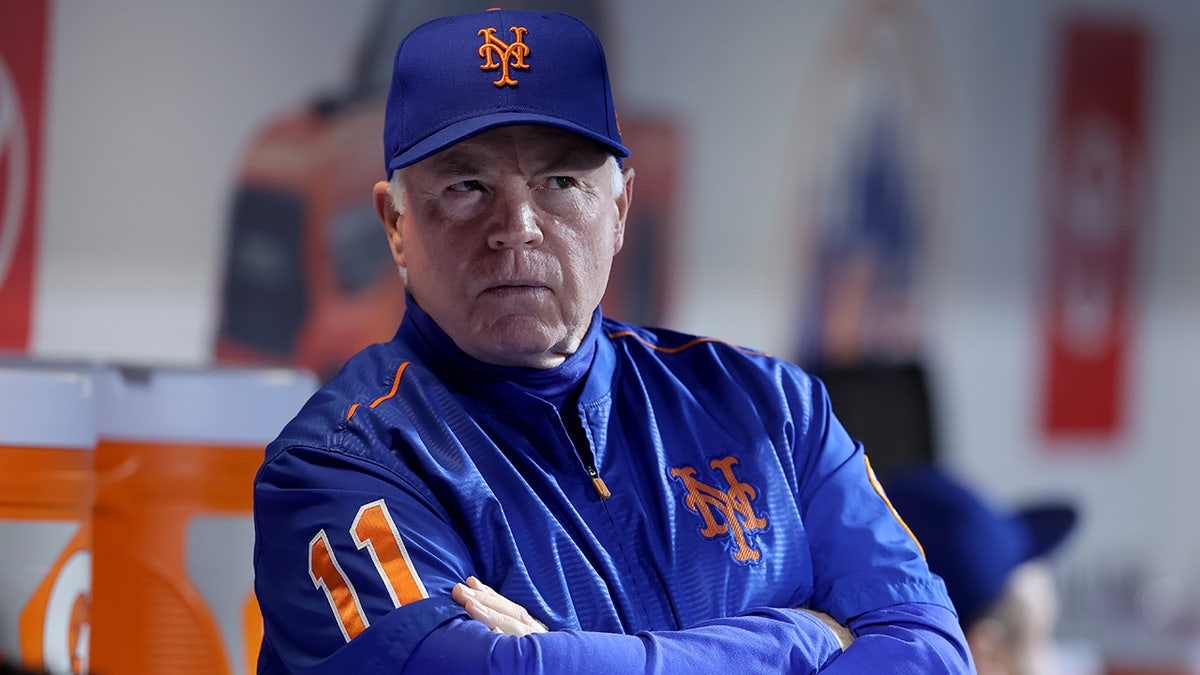 Buck Showalter observa