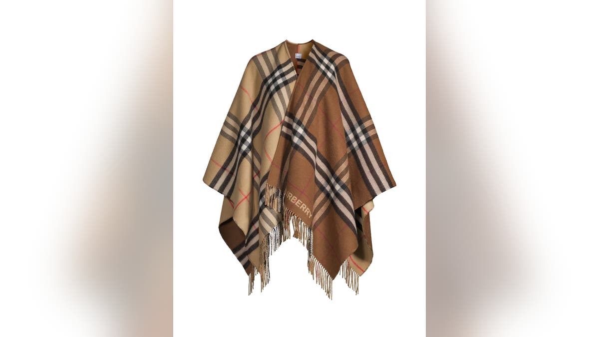 Jubah Burberry dibuat di Skotlandia dari wol dan kasmir yang sangat lembut.