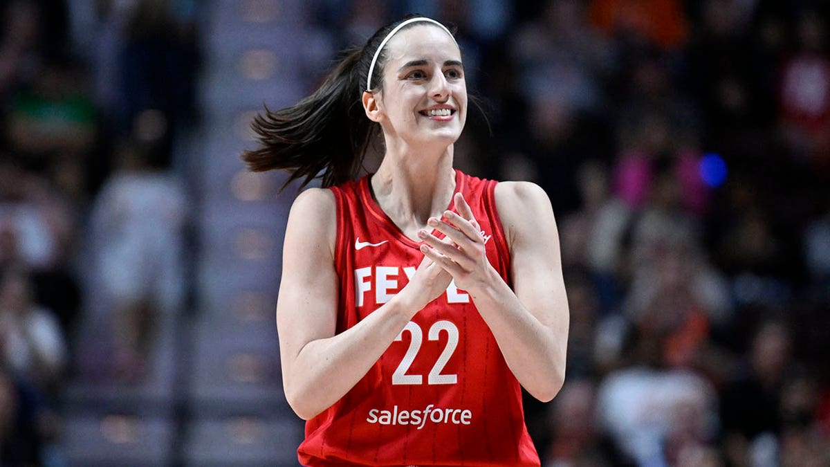 Caitlin Clark reacciona en los playoffs