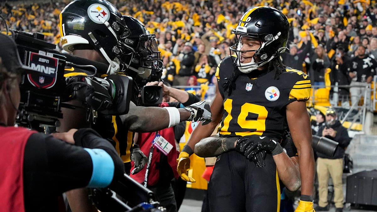 Calvin Austin III de los Steelers anota 2 touchdowns, TJ Watt consigue una gran captura en la conquista sobre los Giants