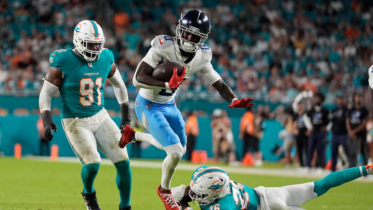 Calvin Ridley contra los delfines