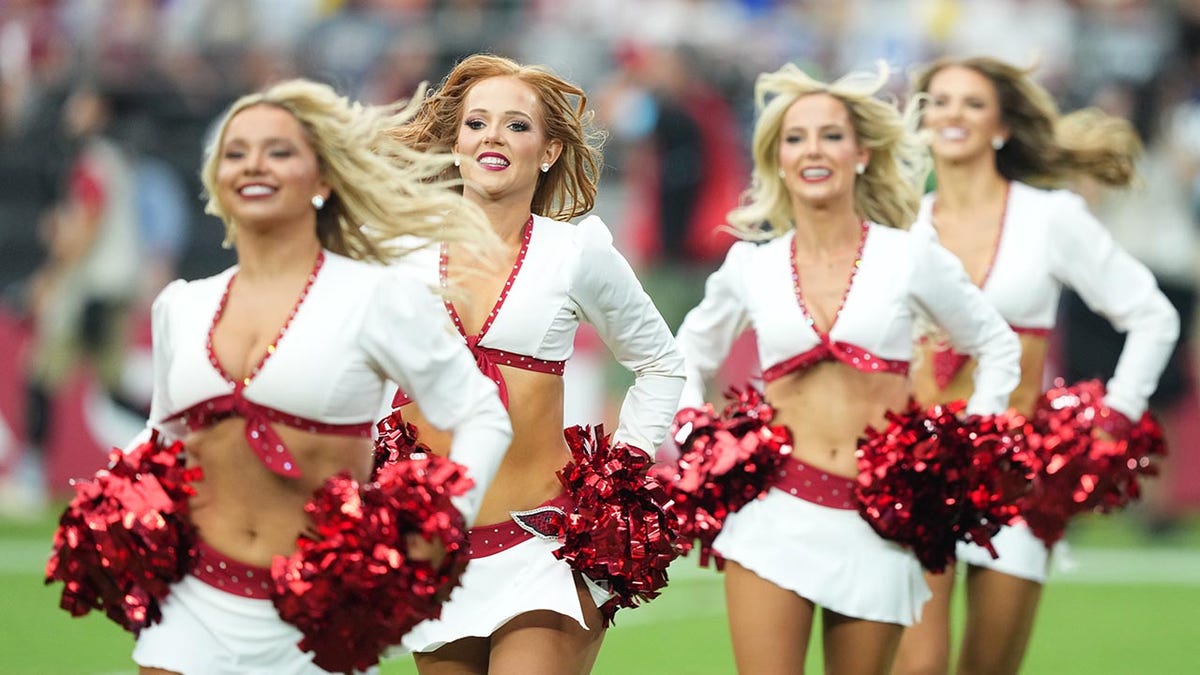 Cardinals cheerleaders in game vs Rams