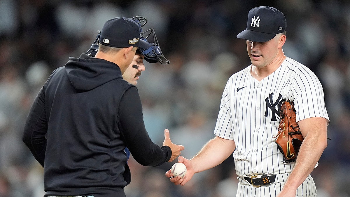 Carlos Rodon entrega la pelota a Aaron Boone