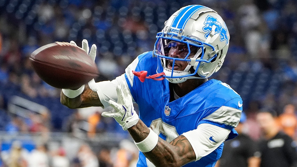 Jameson Williams catches the ball