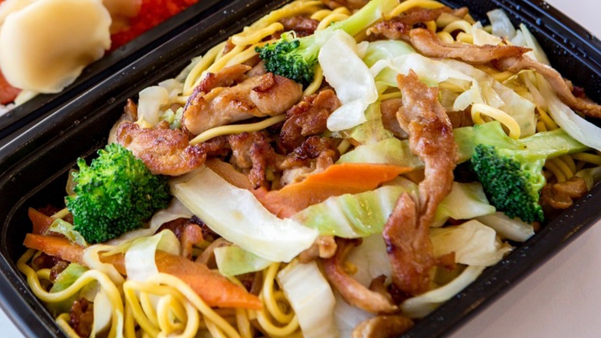 Pollo lo mein.